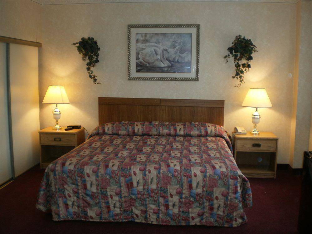 Royal Inn And Suites At グエルフ エクステリア 写真