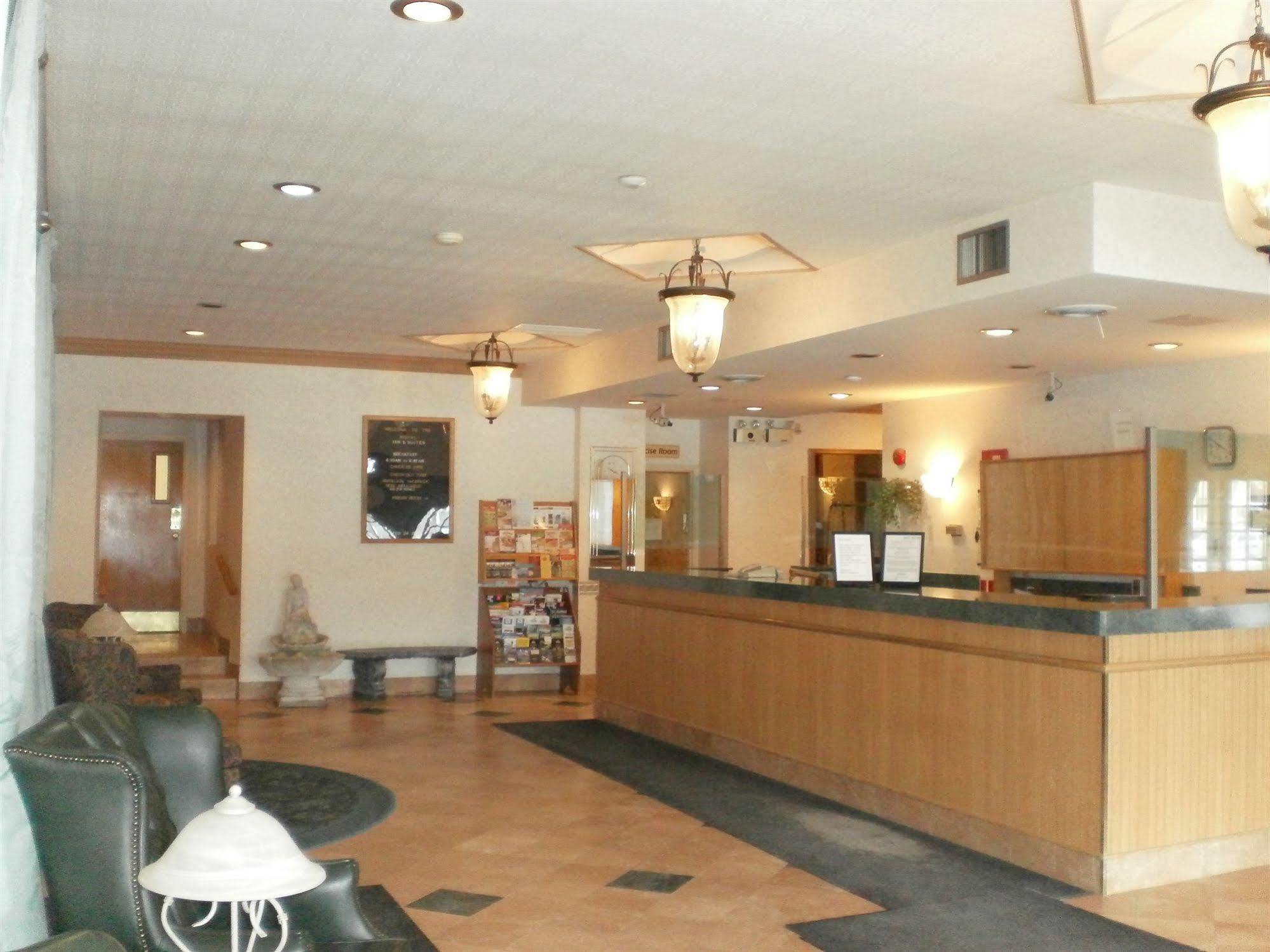 Royal Inn And Suites At グエルフ エクステリア 写真