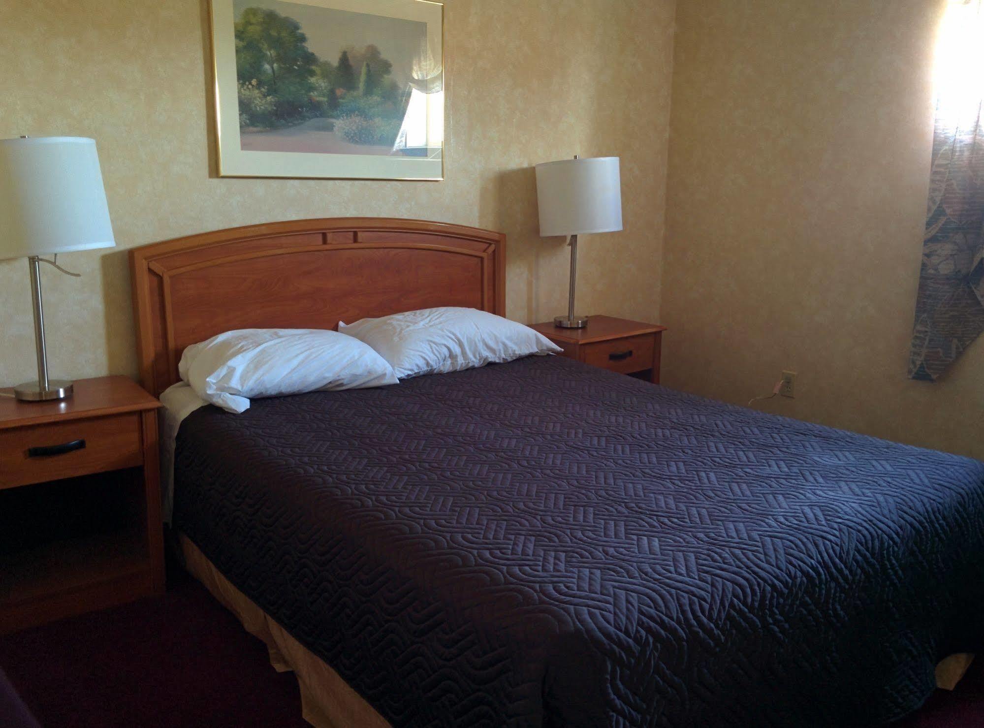 Royal Inn And Suites At グエルフ エクステリア 写真