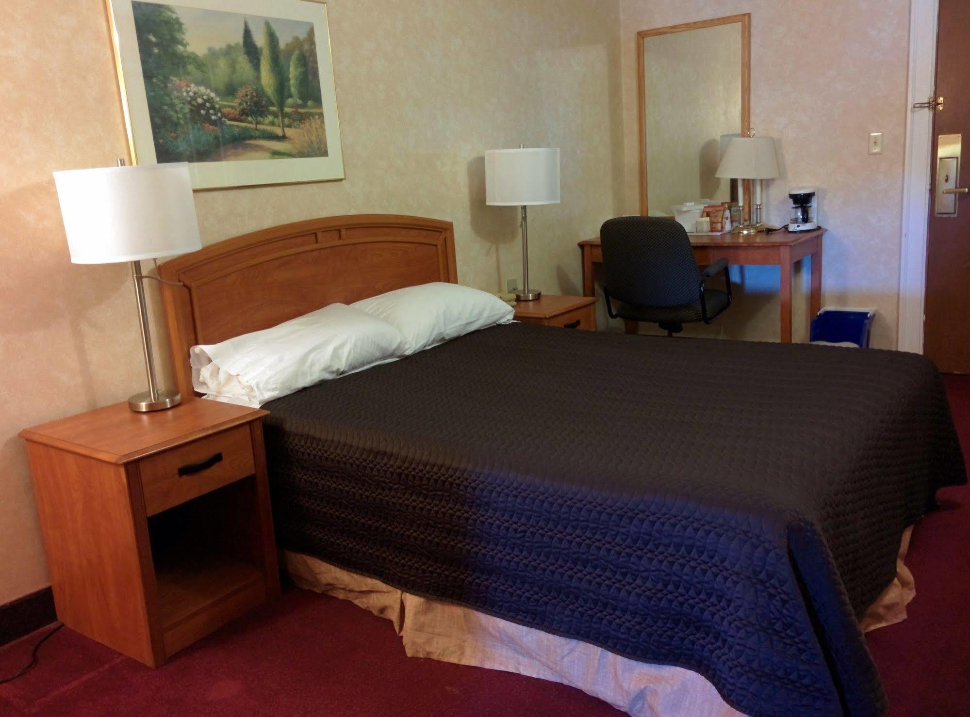 Royal Inn And Suites At グエルフ エクステリア 写真