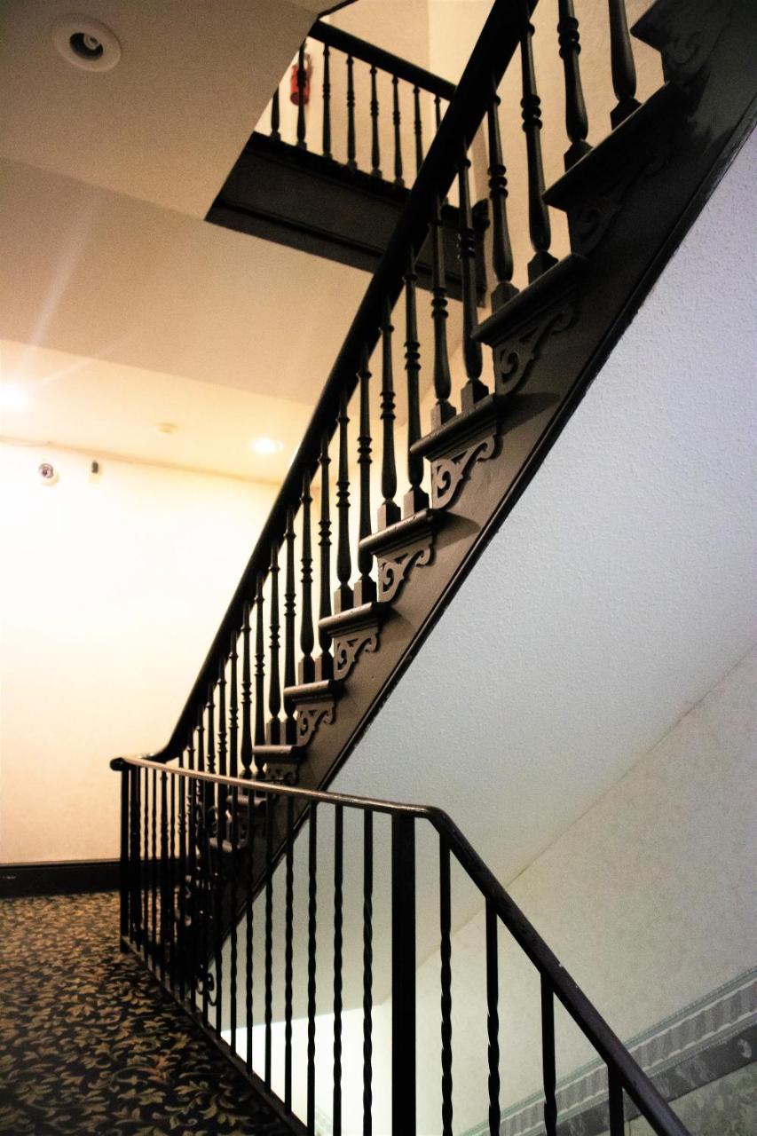 Royal Inn And Suites At グエルフ エクステリア 写真
