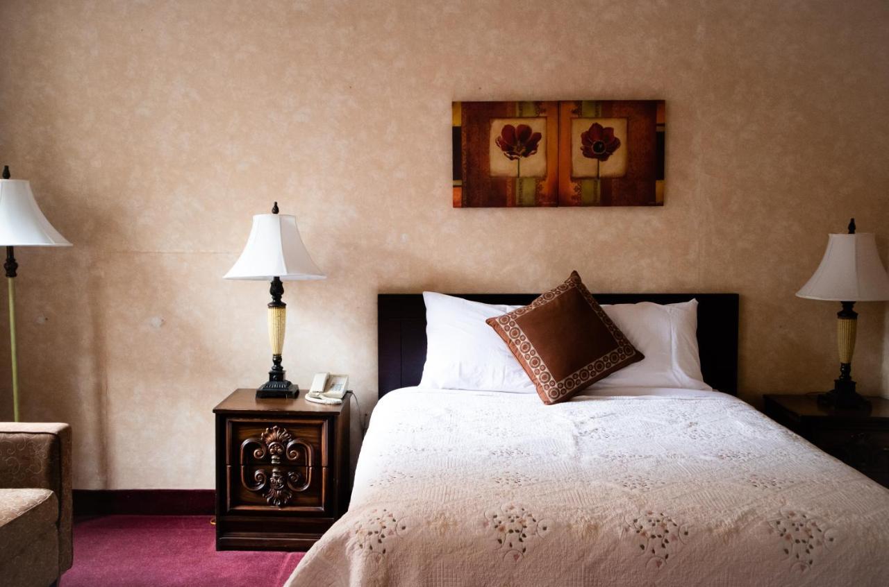 Royal Inn And Suites At グエルフ エクステリア 写真